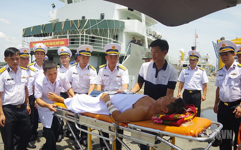 Đưa ngư dân bị tai nạn trên biển về đất liền an toàn