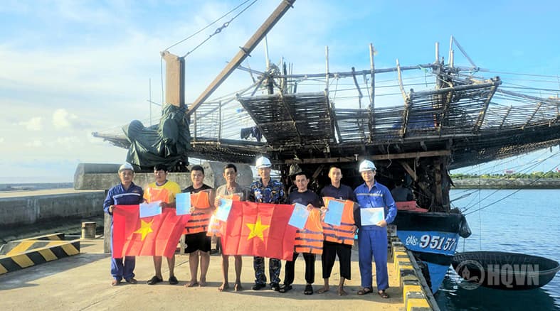 Hải đoàn 129 hỗ trợ sửa chữa tàu cá tại Trường Sa