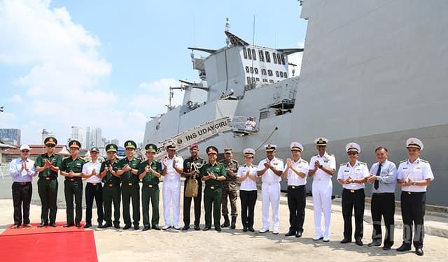 Biên đội tàu Hải quân Ấn Độ thăm xã giao Thành phố Hồ Chí Minh