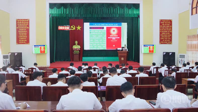 Lữ đoàn 681 phối hợp phổ biến, giáo dục pháp luật