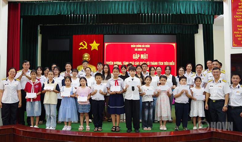 Hải đoàn 129 tặng quà học sinh có thành tích tiêu biểu năm học 2025 - 2026