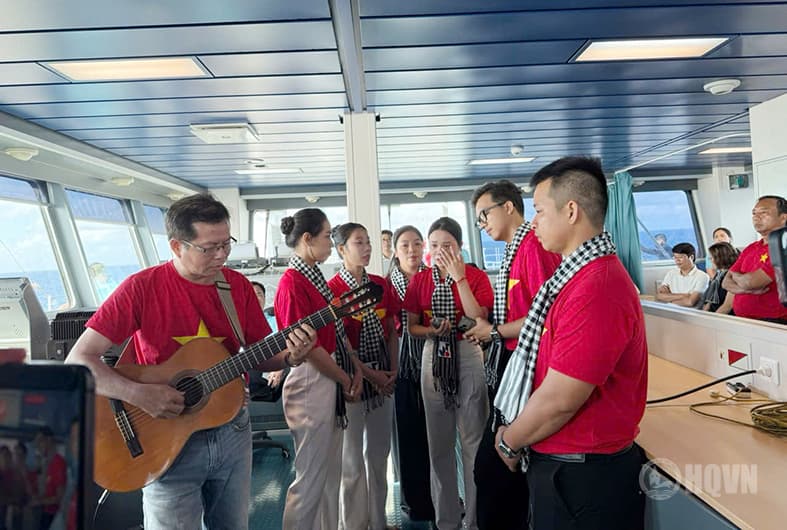 Gửi yêu thương qua lời ca, tiếng hát