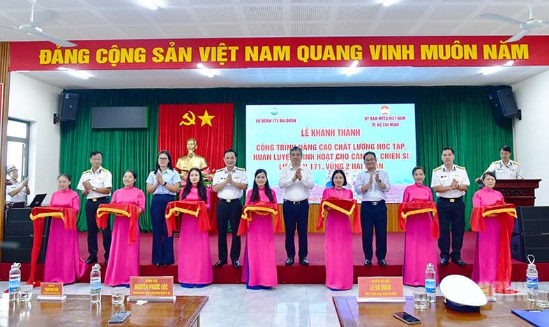 TP. Hồ Chí Minh trao các công trình nâng cao chất lượng huấn luyện tại Lữ đoàn 171