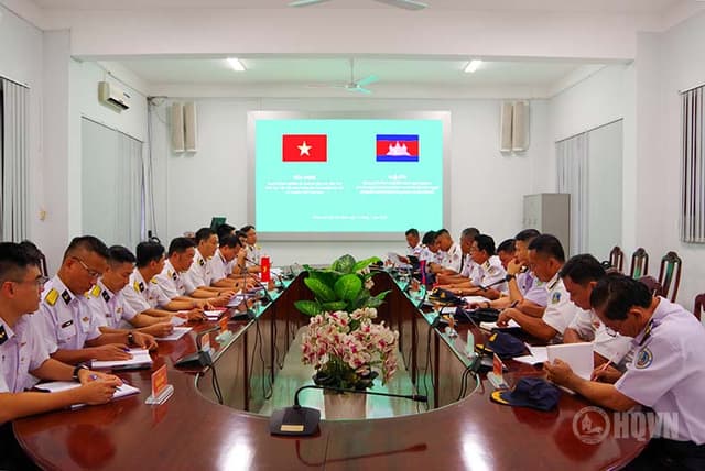 Phó Tư lệnh Hải quân Hoàng gia Campuchia thăm, làm việc tại Trường Cao đẳng Kỹ thuật Hải quân