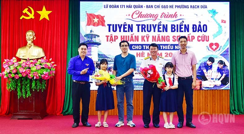 Lữ đoàn 171 tuyên truyền biển, đảo cho các đoàn viên phường Rạch Dừa