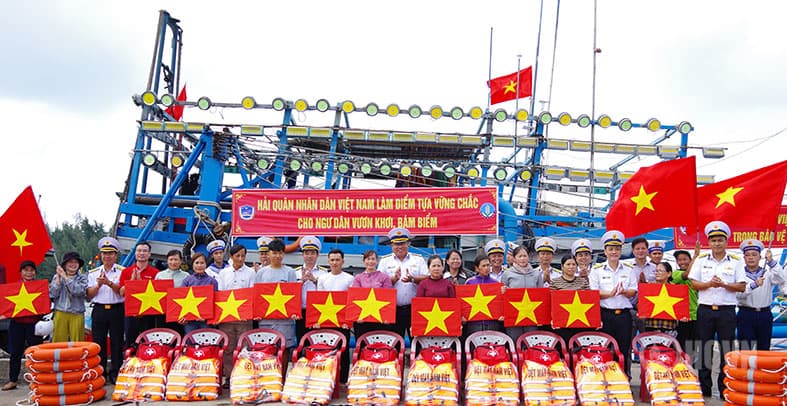 Vùng 2 Hải quân đồng hành cùng ngư dân vươn khơi, bám biển