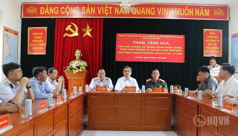 Lãnh đạo TP Hồ Chí Minh thăm, tặng quà cán bộ, chiến sĩ Trạm Ra đa 590