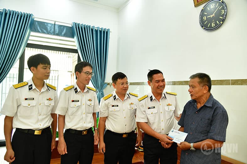 Lữ đoàn 171 thăm gia đình chính sách nhân kỷ niệm 60 năm Ngày truyền thống