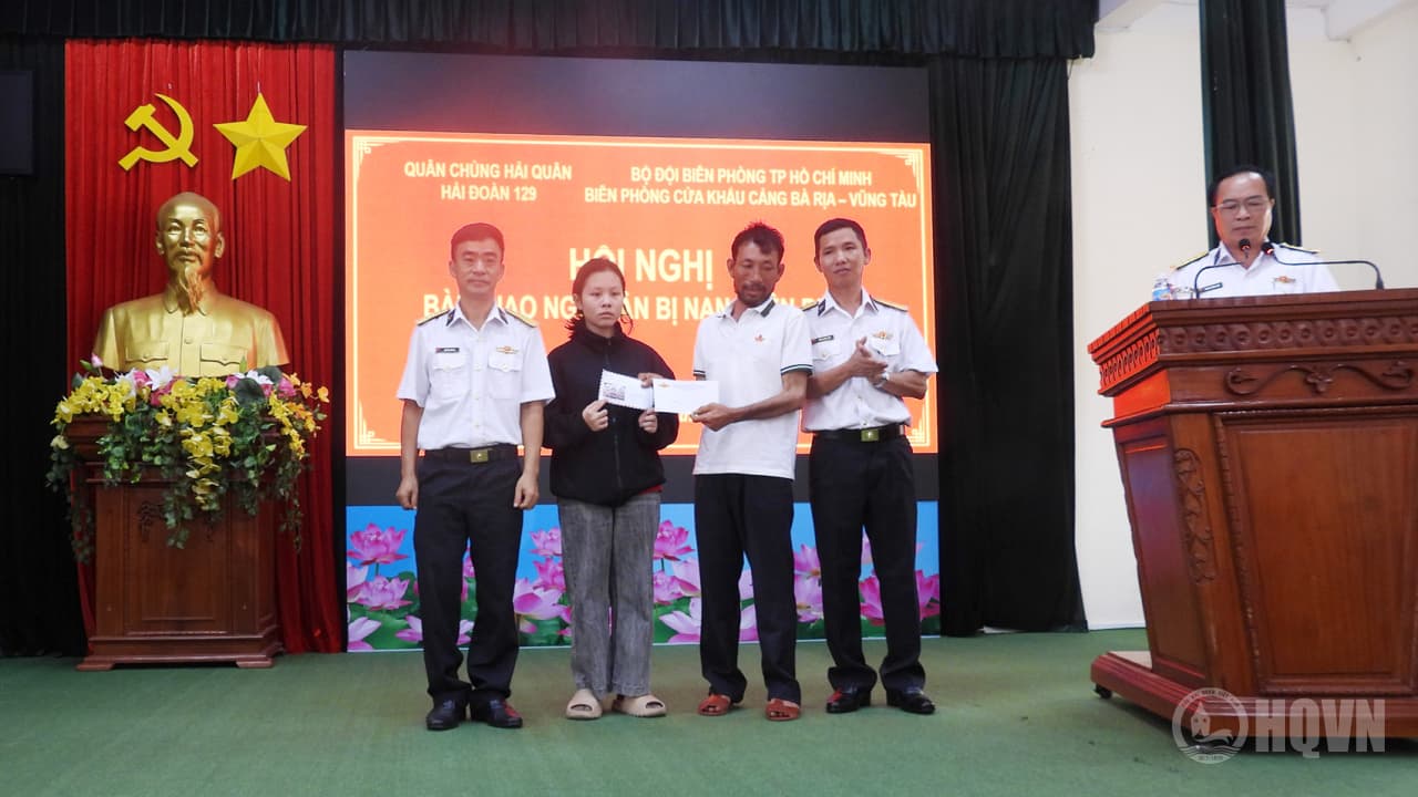 Hải đoàn 129 đưa ngư dân trôi dạt trên biển 4 ngày vào bờ an toàn