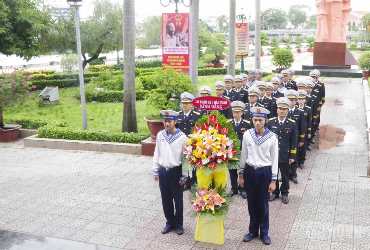 Báo công dâng Bác nhân kỷ niệm 20 năm Ngày truyền thống Lữ đoàn 681