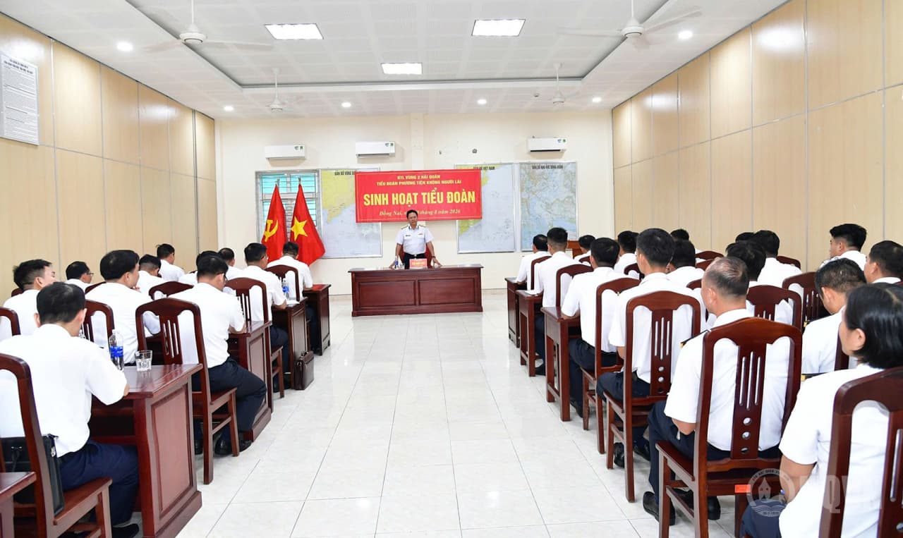 Chính ủy Vùng 2 Hải quân dự sinh hoạt với cán bộ, chiến sĩ Tiểu đoàn Phương tiện không người lái