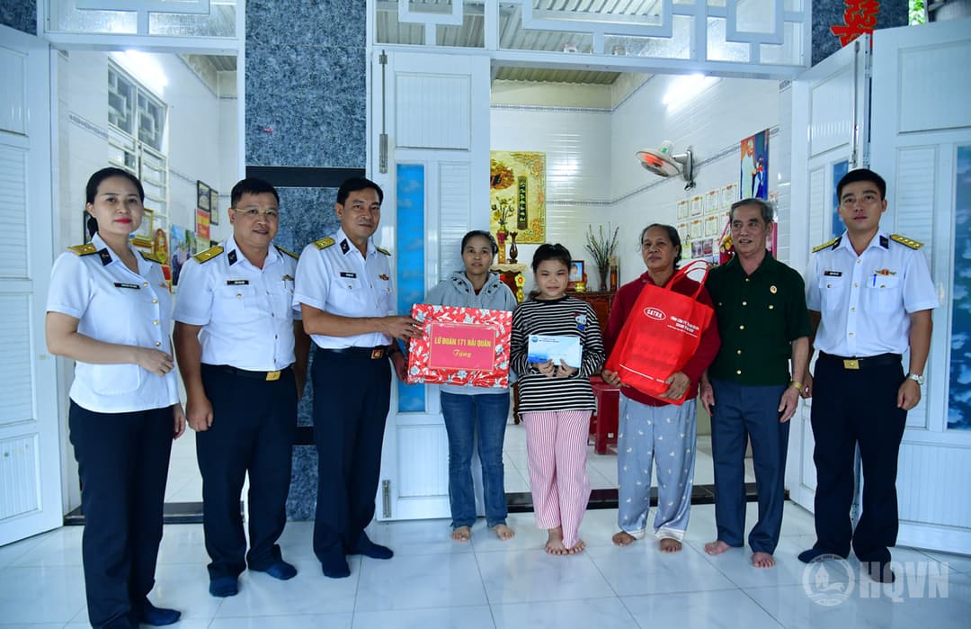 Lữ đoàn 171 trao gửi yêu thương tới các cháu là con ngư dân