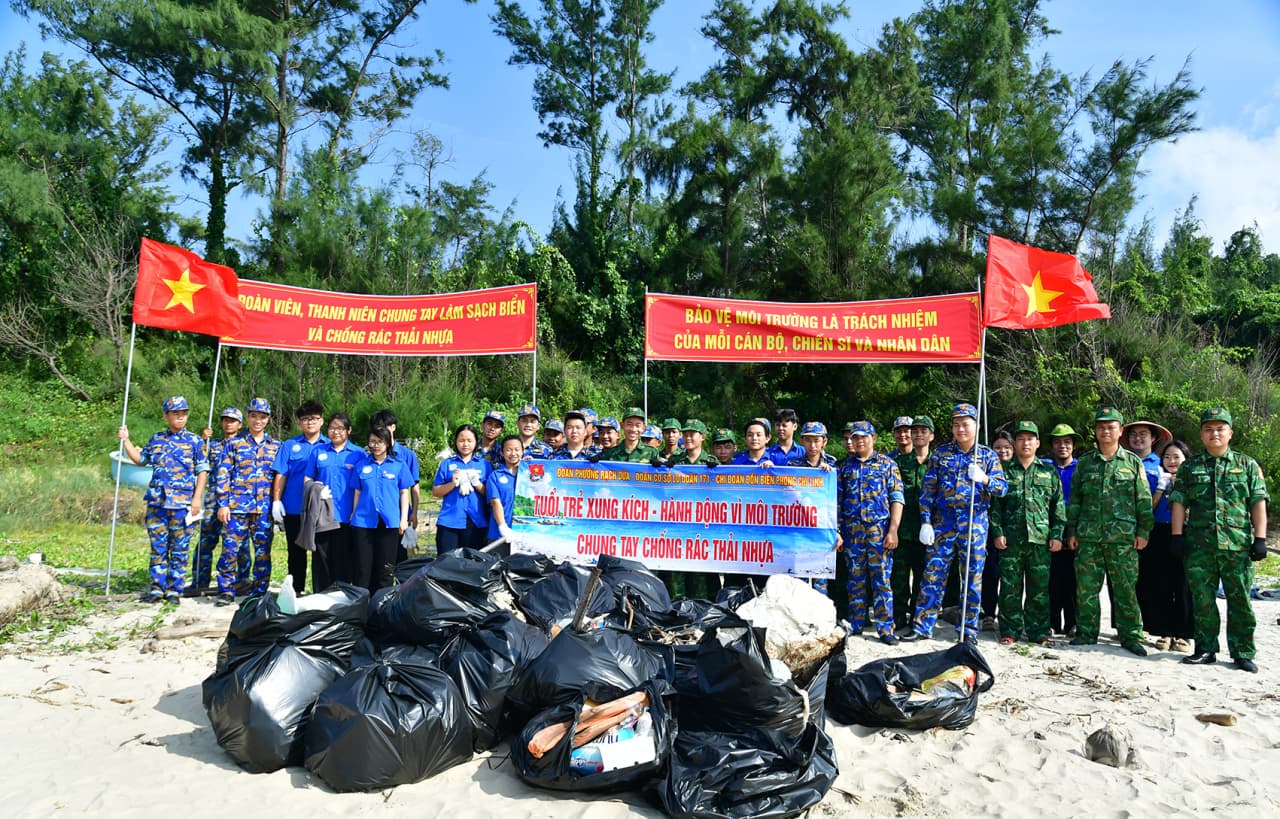Cán bộ, chiến sĩ Lữ đoàn 171 chung tay làm sạch biển