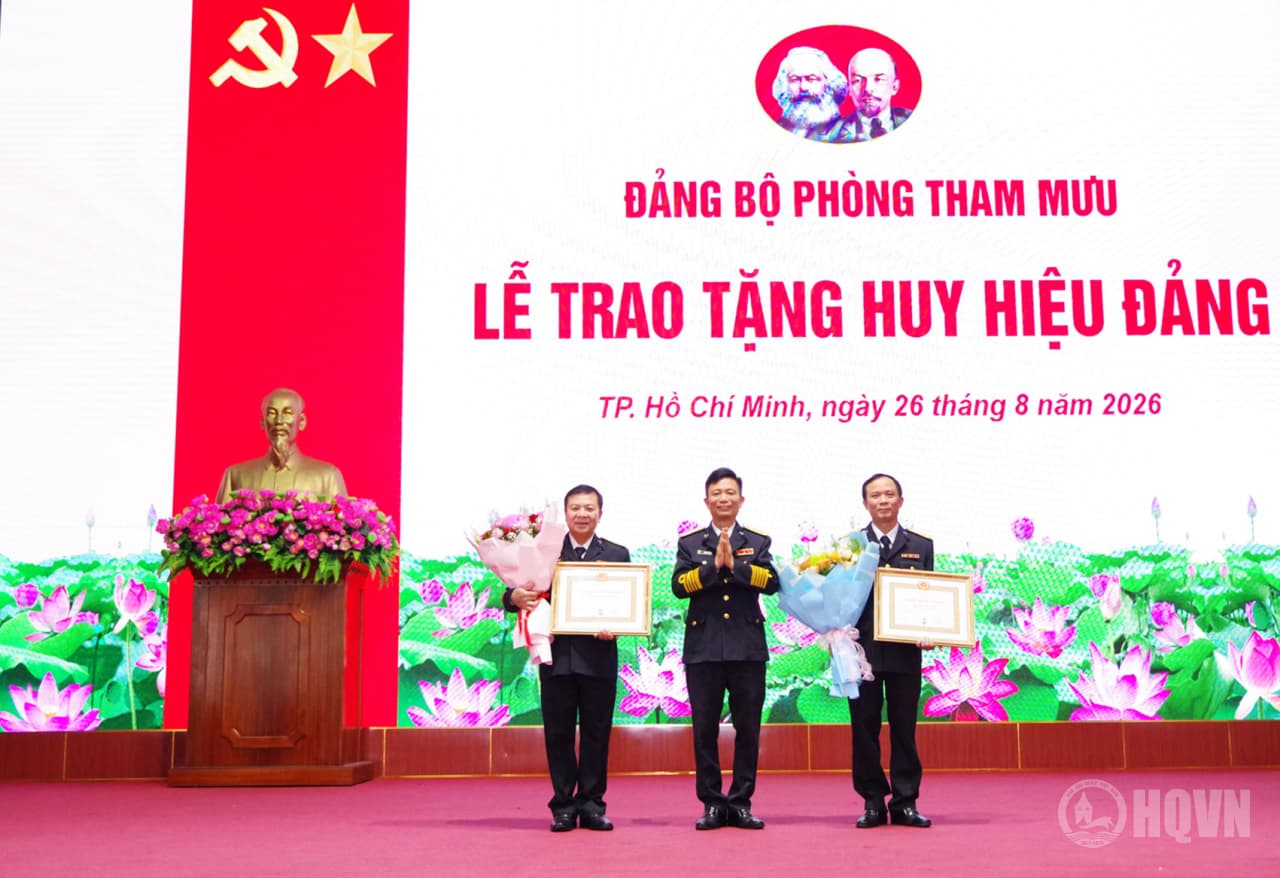 Đảng bộ Phòng Tham mưu Vùng 2 Hải quân trao tặng Huy hiệu Đảng