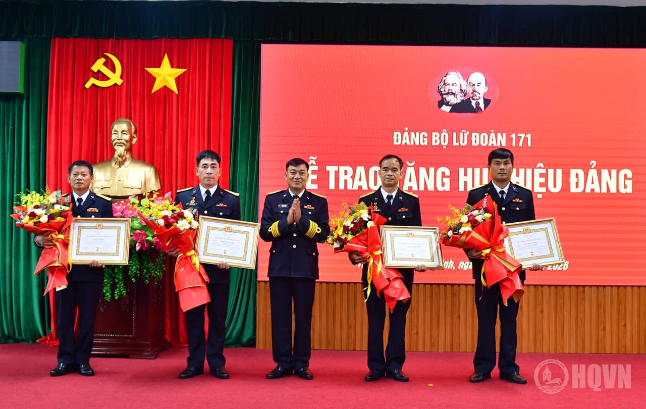 Lữ đoàn 171 trao Huy hiệu Đảng dịp 2/9