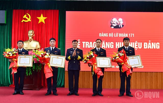 Lữ đoàn 171 trao Huy hiệu Đảng dịp 2/9