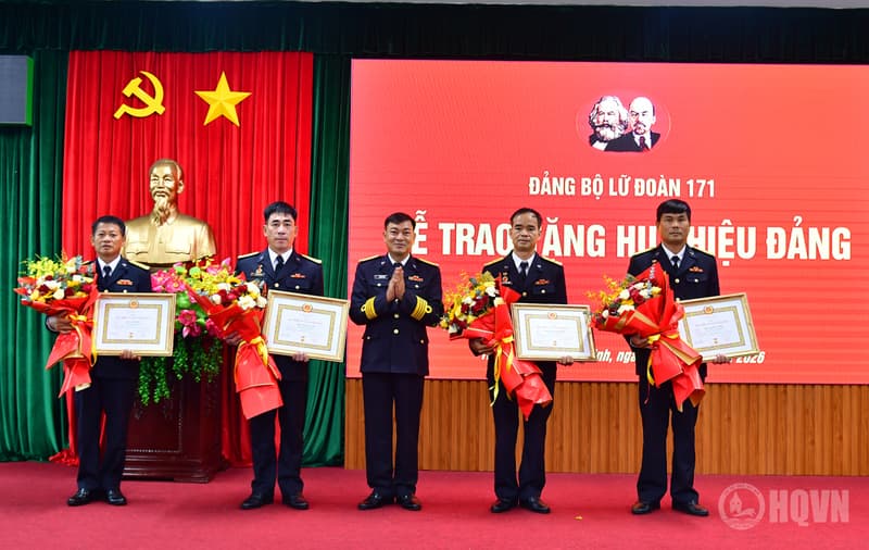 Lữ đoàn 171 trao Huy hiệu Đảng dịp 2/9