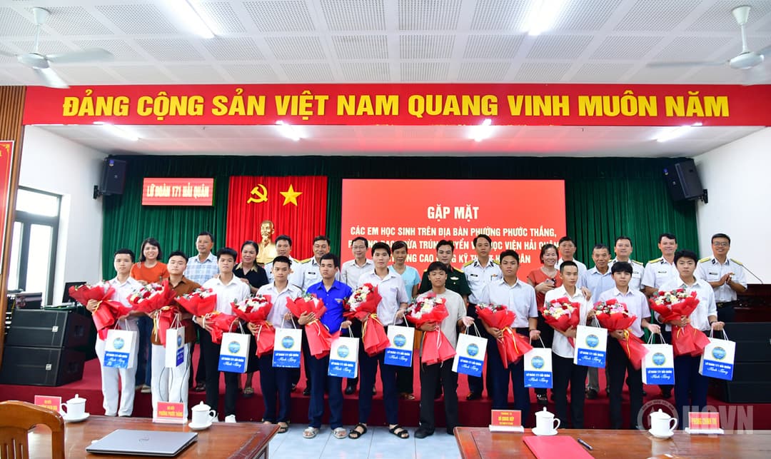 Lữ đoàn 171 gặp mặt, động viên con em địa phương thi đỗ vào các trường Hải quân