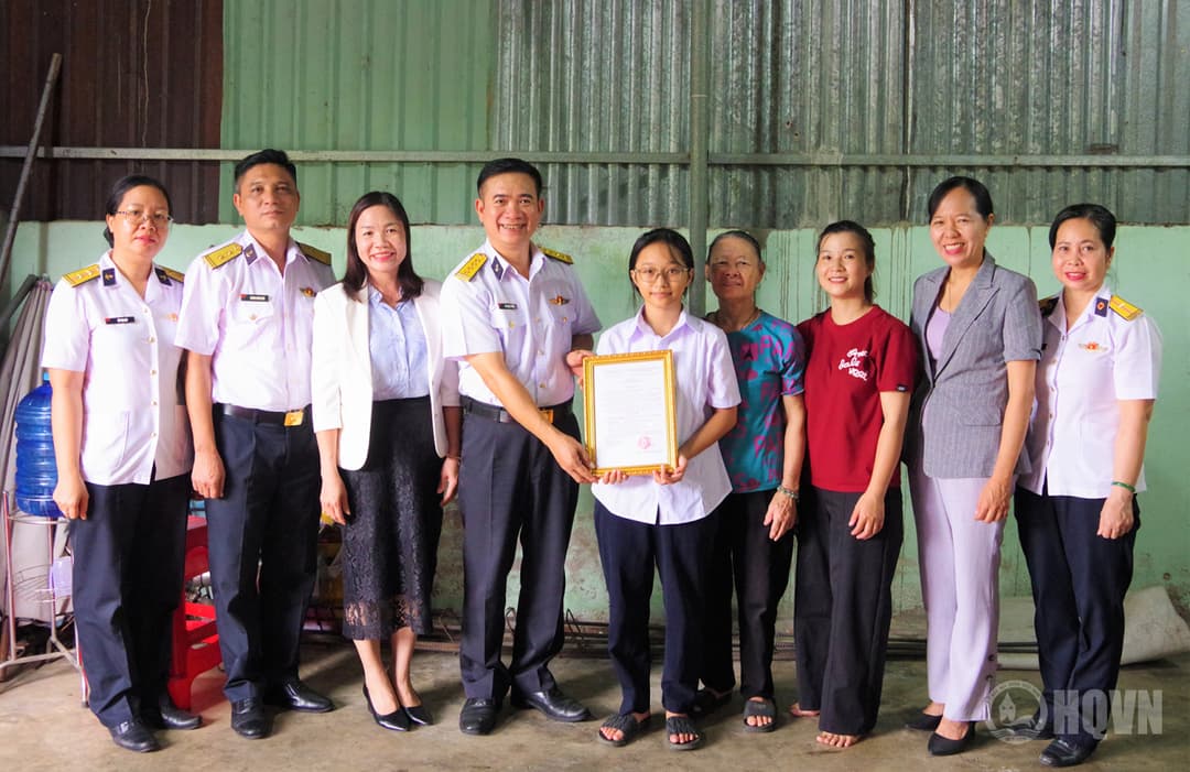 Công ty TNHH MTV Hải sản Trường Sa nhận đỡ đầu con ngư dân