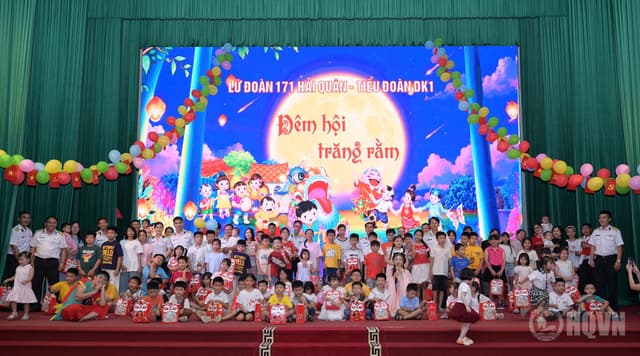 Lữ đoàn 171 và Tiểu đoàn DK1 tổ chức Tết Trung thu cho con cán bộ, chiến sĩ