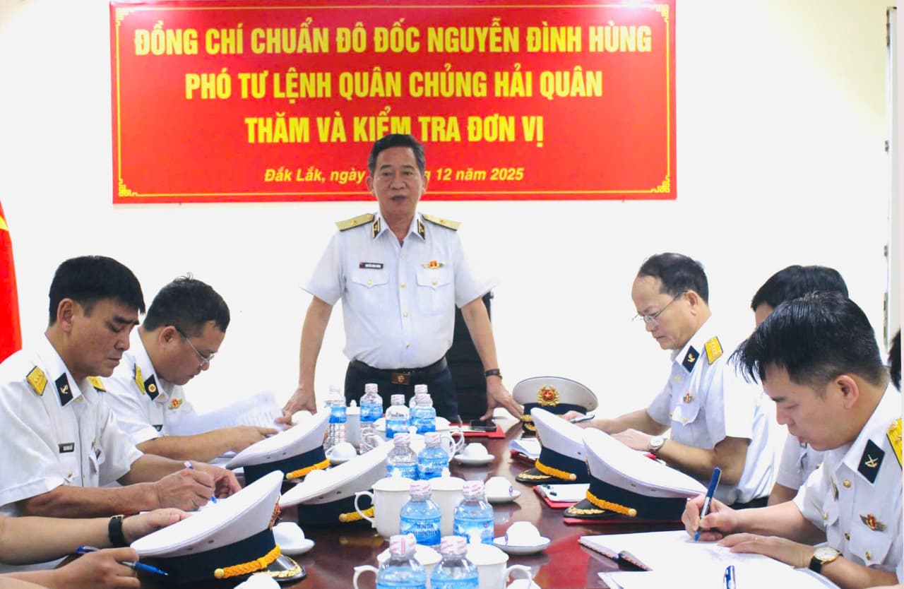 Chuẩn Đô đốc Nguyễn Đình Hùng thăm, kiểm tra Trung tâm An điều dưỡng tàu ngầm