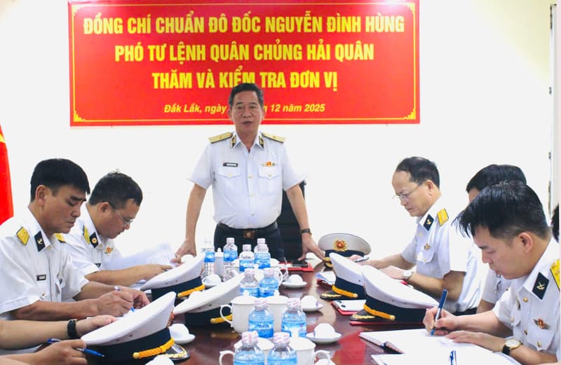 Chuẩn Đô đốc Nguyễn Đình Hùng thăm, kiểm tra Trung tâm An điều dưỡng tàu ngầm