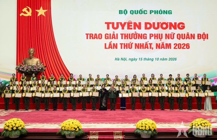 Hai nữ sĩ quan Hải quân được trao Giải thưởng Phụ nữ Quân đội lần thứ nhất