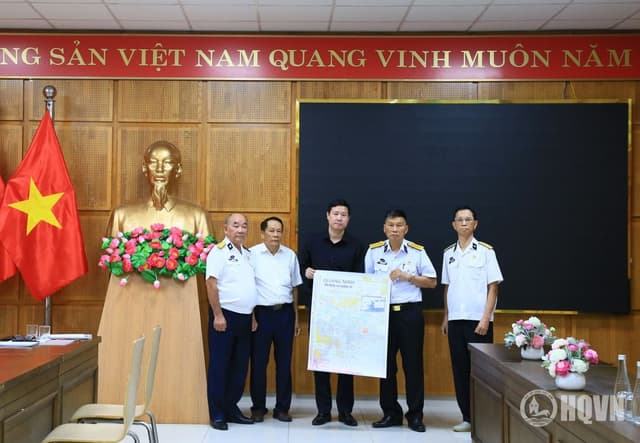 Bảo tàng-Thư viện Quảng Ninh tiếp nhận hải đồ “Quảng Ninh với Đoàn tàu không số”
