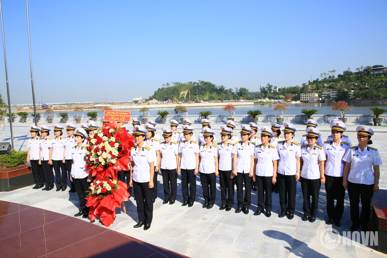 Hội Phụ nữ Bộ Tham mưu Hải quân dâng hương tri ân tại Bến K15