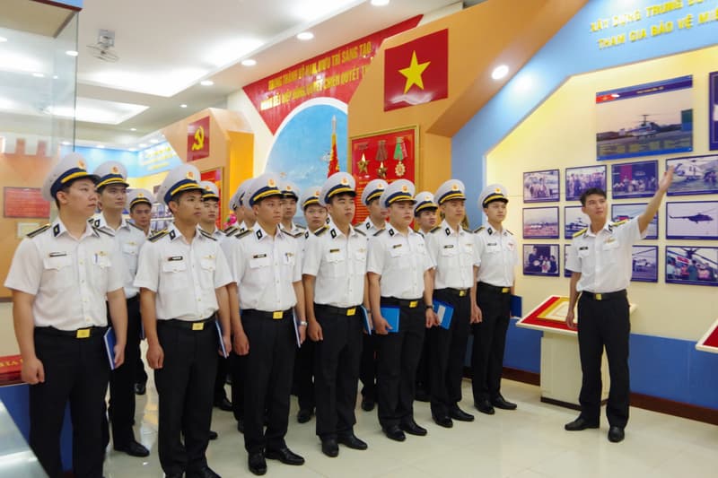 Lữ đoàn 954 giáo dục truyền thống cho phi công mới về đơn vị