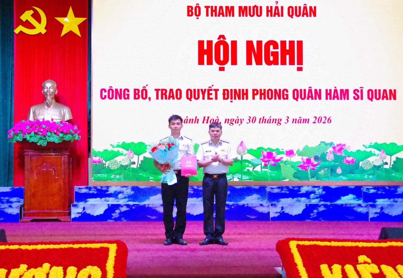 Trao quyết định phong quân hàm cho học viên tốt nghiệp phi công