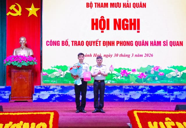 Trao quyết định phong quân hàm cho học viên tốt nghiệp phi công