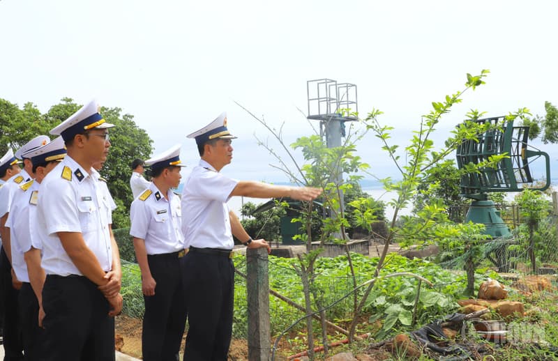 Chính ủy Hải quân thăm, kiểm tra Trạm Ra đa 500