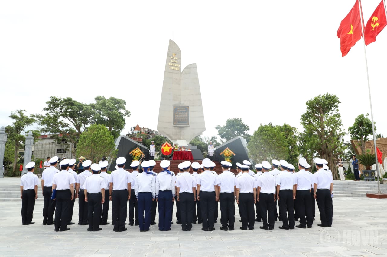 Đoàn đại biểu Quân chủng Hải quân dâng hương tưởng niệm các anh hùng liệt sĩ tại Bến K15