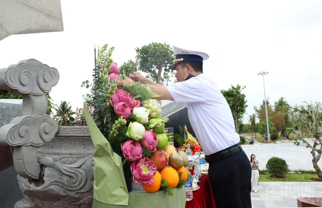 Đoàn đại biểu Quân chủng Hải quân dâng hương tưởng niệm các anh hùng liệt sĩ tại Bến K15