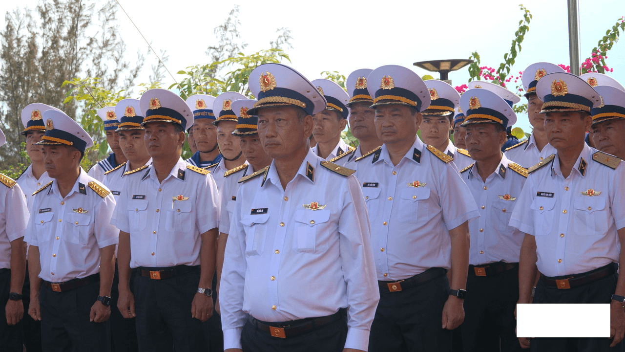 Đoàn công tác Quân chủng Hải quân tưởng niệm các chiến sĩ Gạc Ma