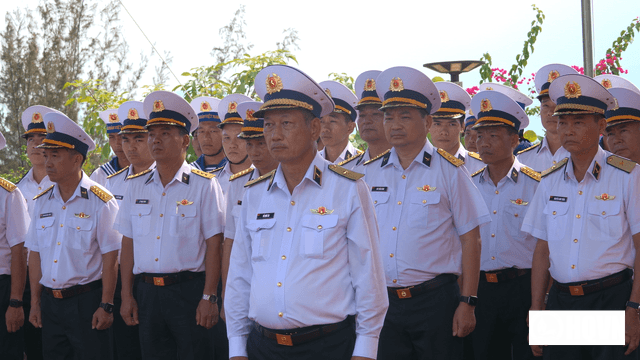 Đoàn công tác Quân chủng Hải quân tưởng niệm các chiến sĩ Gạc Ma