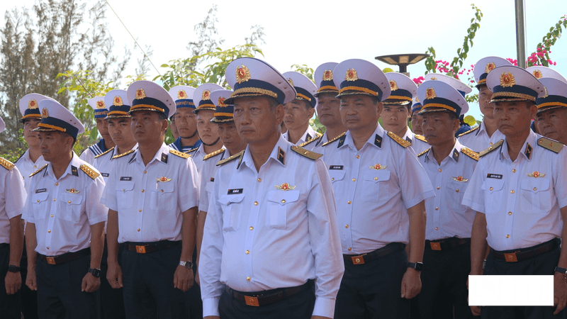 Đoàn công tác Quân chủng Hải quân tưởng niệm các chiến sĩ Gạc Ma