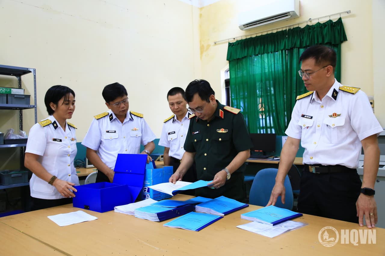 Kiểm tra nhiệm vụ sản xuất vật tư kỹ thuật tại Quân chủng Hải quân