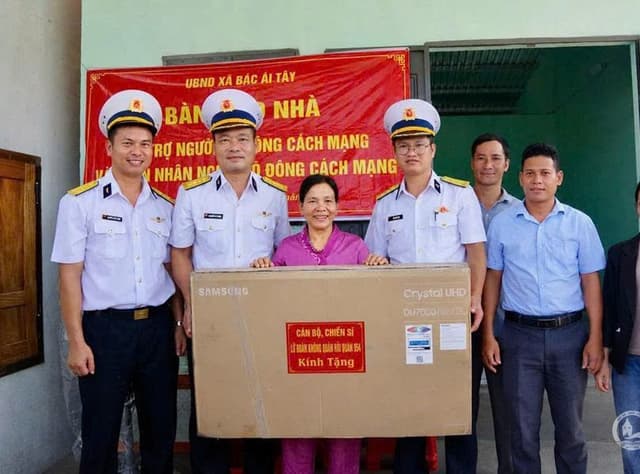 Lữ đoàn 954 bàn giao nhà cho gia đình chính sách tại xã Bác Ái Tây