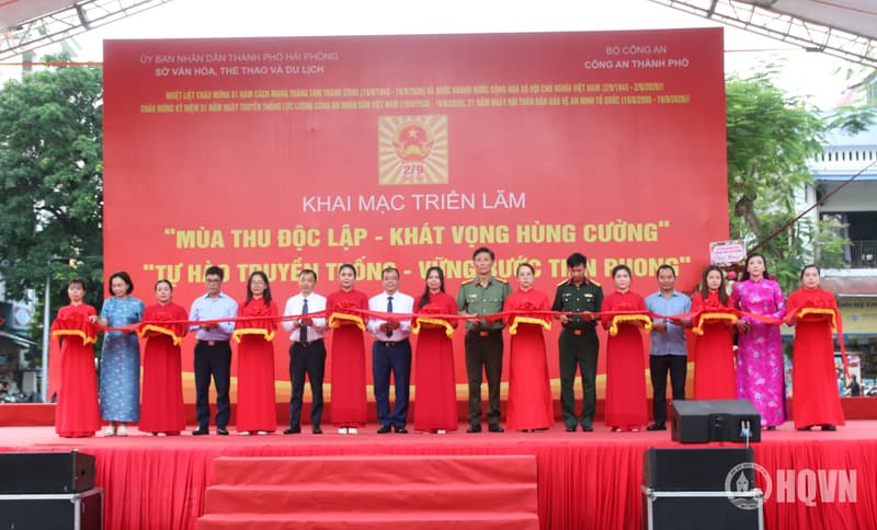 Khai mạc triển lãm “Mùa Thu độc lập - Khát vọng hùng cường” và “Tự hào truyền thống - Vững bước tiên phong”