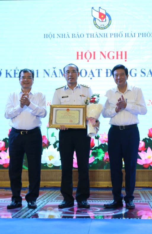 Nhóm tác giả của Báo Hải quân Việt Nam được Chủ tịch UBND TP Hải Phòng tặng Bằng khen