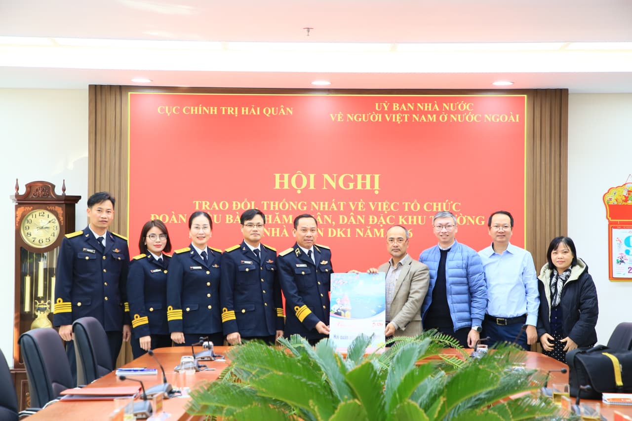 Ủy ban Nhà nước về người Việt Nam ở nước ngoài làm việc với Cục Chính trị Hải quân