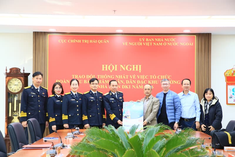 Ủy ban Nhà nước về người Việt Nam ở nước ngoài làm việc với Cục Chính trị Hải quân