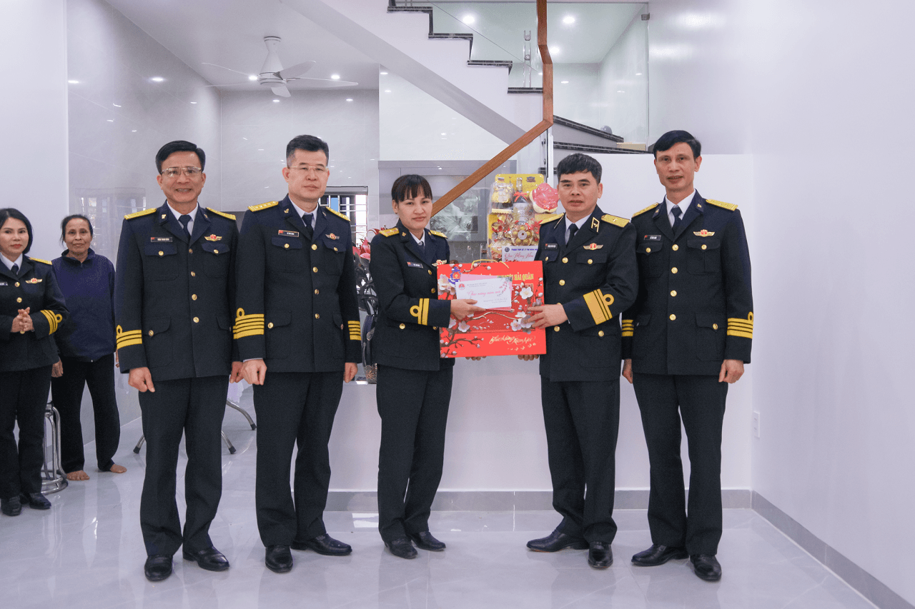 Bộ Tham mưu Hải quân tặng quà quân nhân có hoàn cảnh khó khăn dịp Tết Bính Ngọ