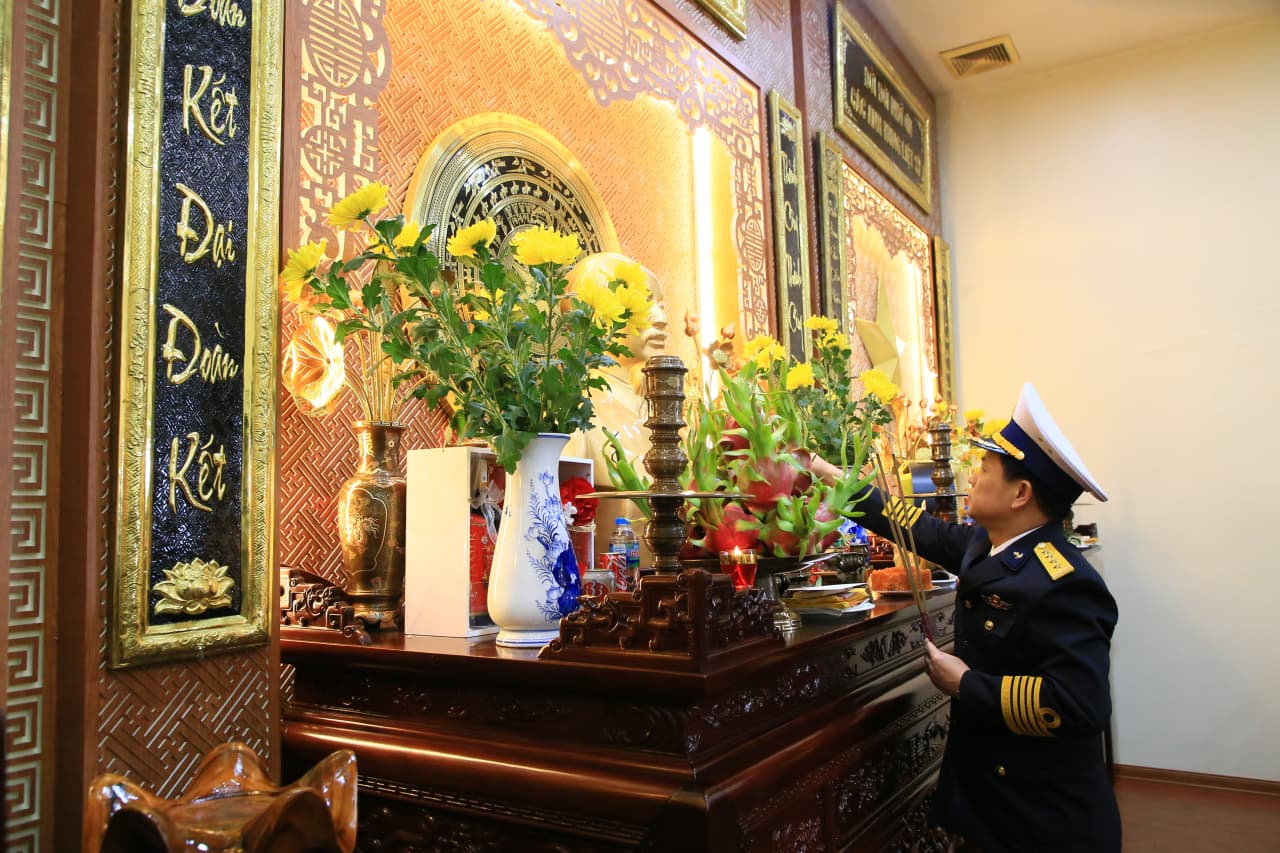 Đoàn đại biểu phối hợp tuyên truyền biển đảo, biên giới dâng hương tại Bảo tàng Hải quân