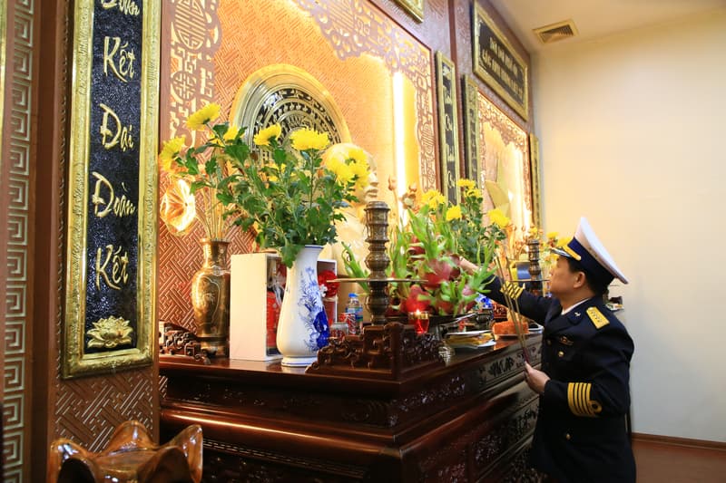 Đoàn đại biểu phối hợp tuyên truyền biển đảo, biên giới dâng hương tại Bảo tàng Hải quân