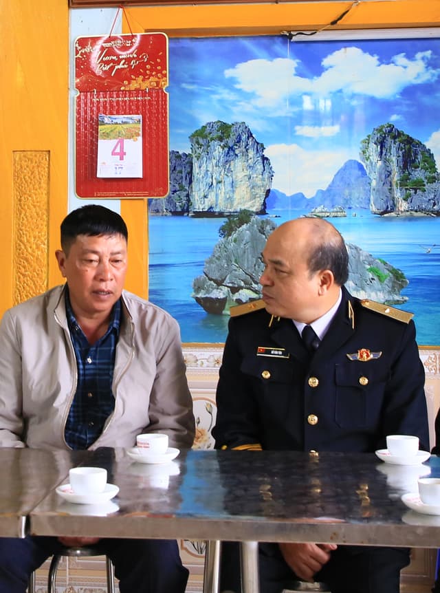 Đoàn công tác Quân chủng Hải quân thăm, chúc Tết gia đình thân nhân liệt sĩ tại Quảng Ninh