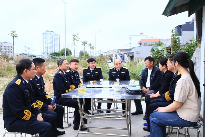 Đoàn công tác Quân chủng Hải quân thăm, chúc Tết gia đình thân nhân liệt sĩ tại Quảng Ninh