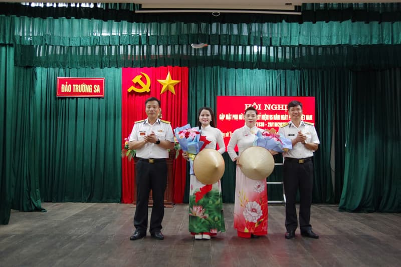 Lữ đoàn 146 gặp mặt cán bộ, hội viên phụ nữ